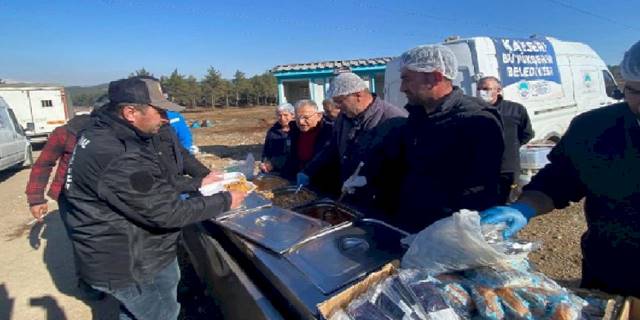 Depremzedeye Kayseri'den sıcak yemek