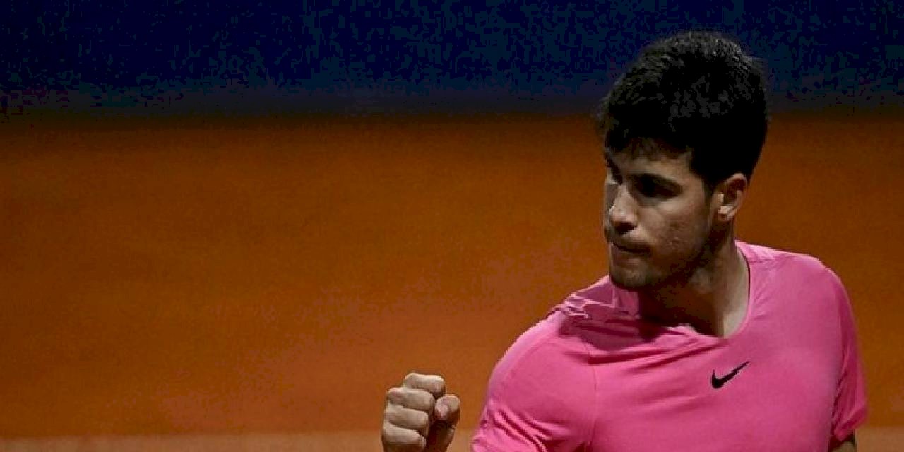 Carlos Alcaraz galibiyetle döndü!