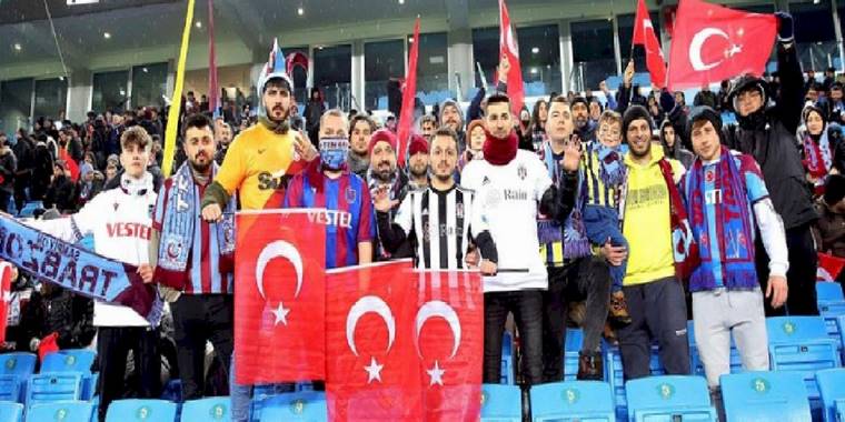 Taraftarlar Trabzonspor-Basel maçı için stadyuma oyuncaklarla geldi! Depremzede çocuklara gönderilecek