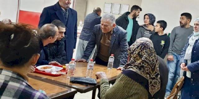 Memduh Büyükkılıç depremzedelerle buluştu