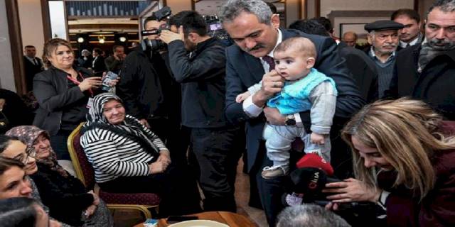 Bakan Özer'den afetzedelere Etlik Şehir Hastanesi'nde ziyaret