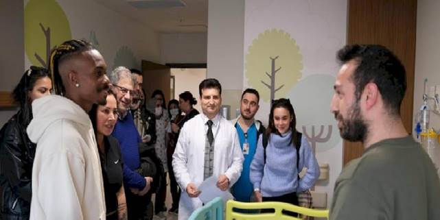 Fenerbahçeli Lincoln Henrique depremzedeleri ziyaret etti