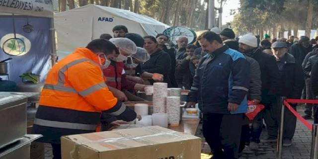 İzmit Aşevi'nden depremzedelere yemek ikramı