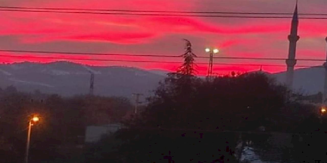 Kırmızıya dönen gökyüzü tedirgin etti
