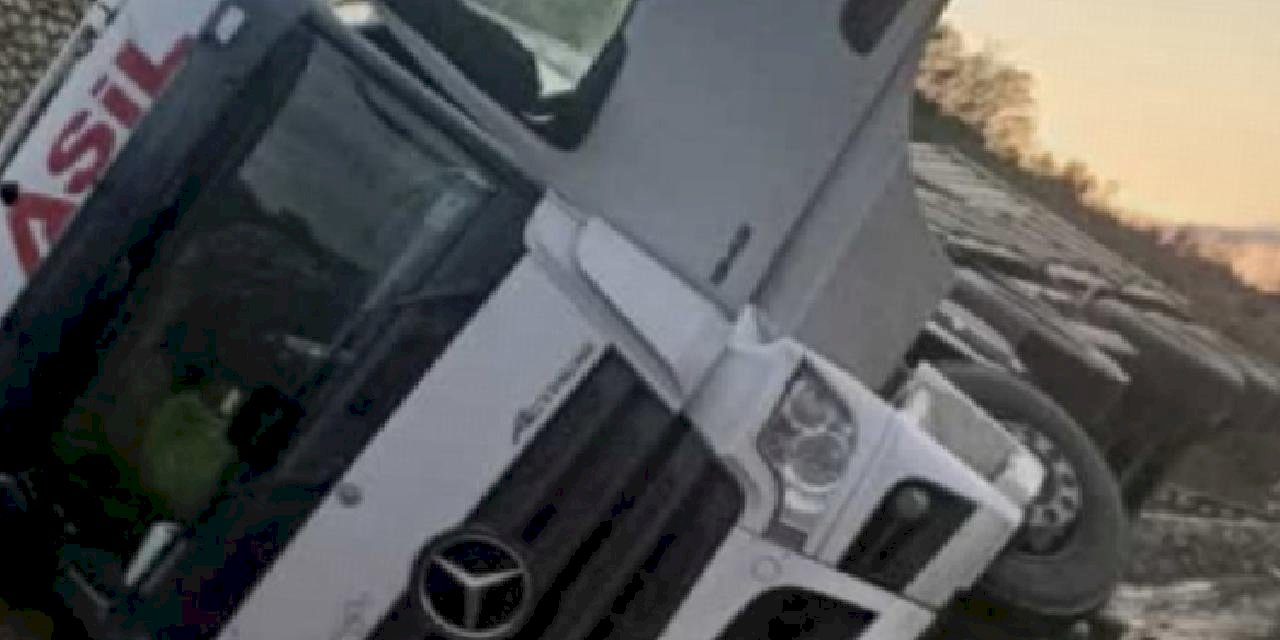 Bilecik’te lastiği patlayan TIR devrildi sürücü yaralandı