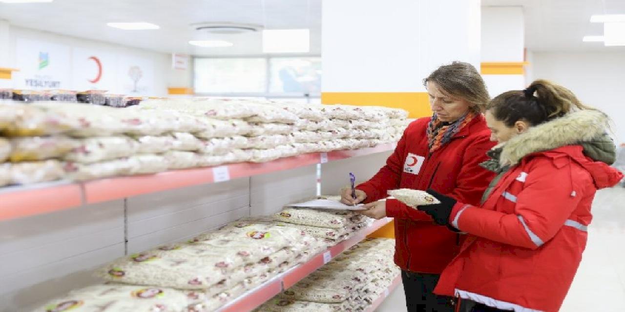 Kızılay'ın 12 sosyal marketi afetzedelerin hizmetinde