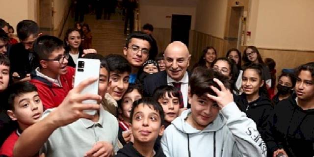 Keçiören Belediyesinden Kitap ve Laboratuvar Ekipmanı Desteği