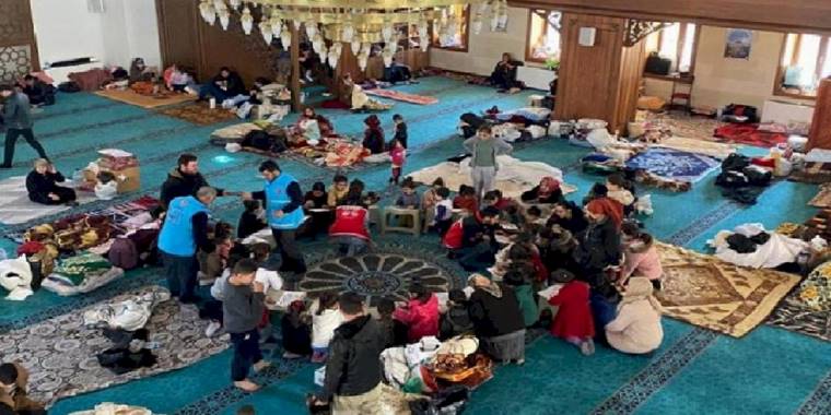 Diyanet 11 ilde 380 bine yakın depremzedeye kapı açtı