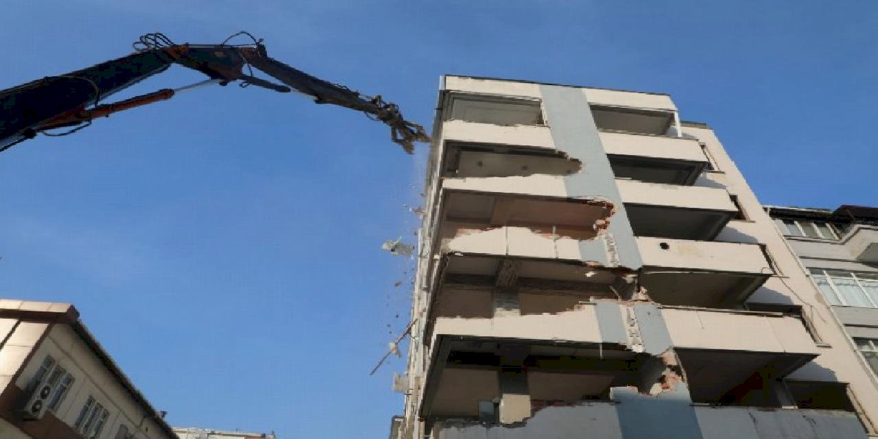 Kocaeli Büyükşehir Kınay İş Merkezi'ni yıkıyor