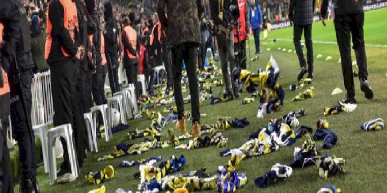 Fenerbahçe Konyaspor maçında taraftarlar atkılarını sahaya attılar