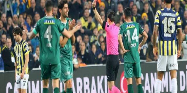 Fenerbahçe Konyaspor maçında Mame Diouf kırmızı kart gördü!