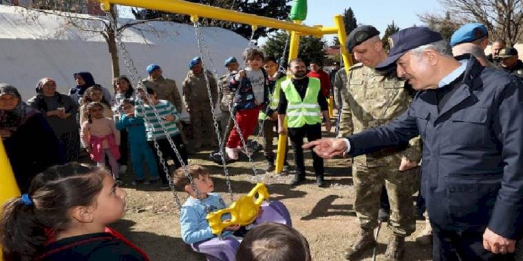 Bakan Akar'dan çocuklara moral ziyareti