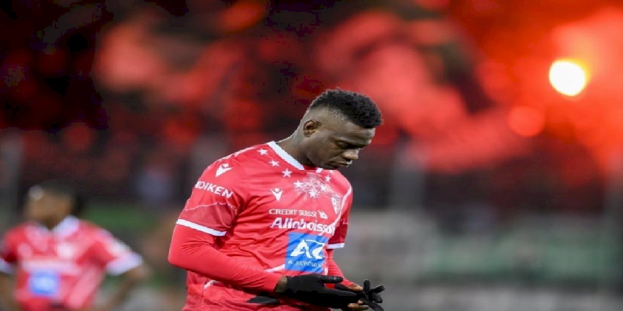 Sion'da Balotelli'ye şok tepki! Formasını yaktılar
