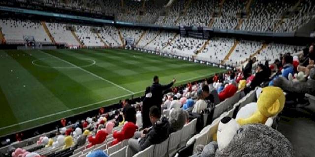 Beşiktaş Antalyaspor maçında taraftarlar depremzede çocuklar için sahaya oyuncak attı