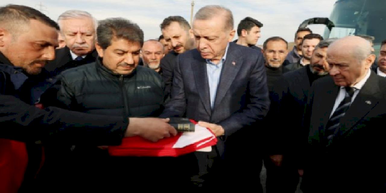 Cumhurbaşkanı Erdoğan'a Adıyaman'da Türk Bayrağı ve Kur'an-ı Kerim