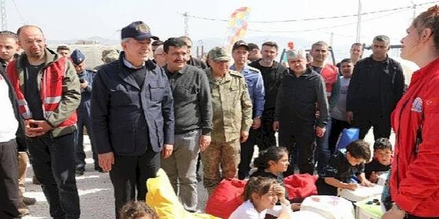 Bakan Akar, Büyükşehir'in çadır kentinde çocuklarla futbol oynadı