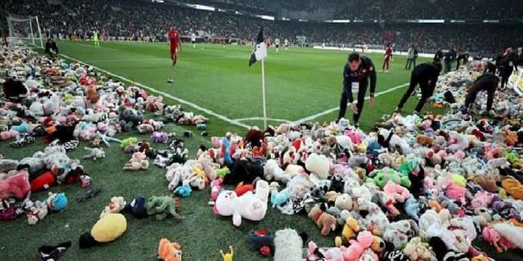 Beşiktaş tribünlerinden atılan oyuncaklar depremzede çocuklar için İskenderun'a ulaştı