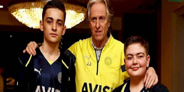 Depremzede Kamilcan Ağdaş Kayseri'de Fenerbahçeli futbolcularla bir araya geldi
