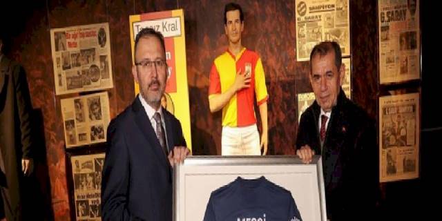 Bakan Kasapoğlu Messi'nin imzalı formasını depremzedeler için Galatasaray'a bağışladı