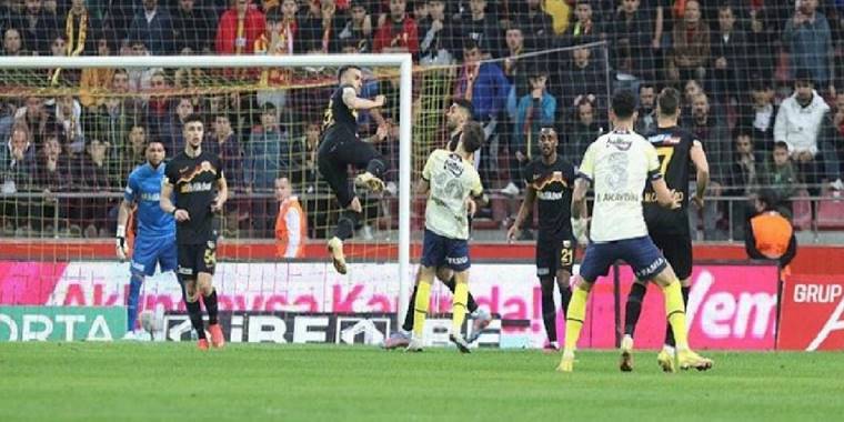 Kayserispor Fenerbahçe maçında Lionel Carole ambulansla sahayı terk etti