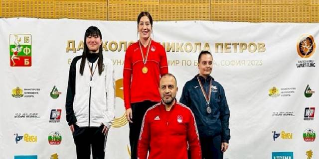 Milli güreşçiler Yasemin Adar ve Ahmet Duman Bulgaristan'da şampiyon oldu
