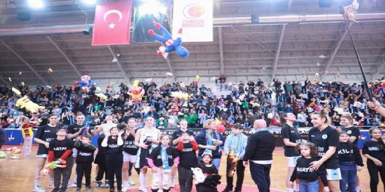 Oyuncaklar afetzede çocuklar için sahaya atıldı