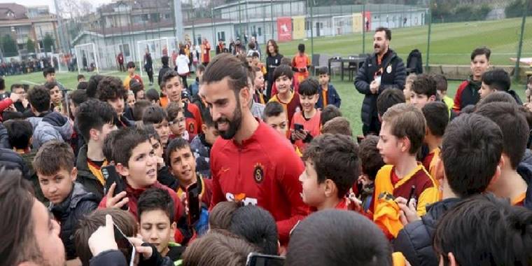 Galatasaraylı Bafetimbi Gomis, Juan Mata ve Sergio Oliveira'dan 