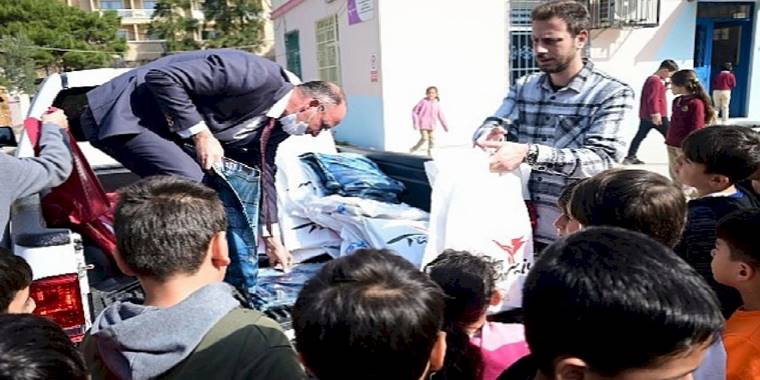 Depremzede öğrencilerin kırtasiye malzemeleri Kemer Belediyesi'nden