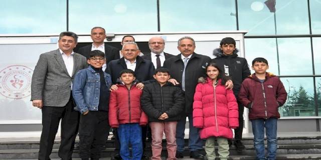 Memduh Büyükkılıç 'depremzedelerle' buluştu