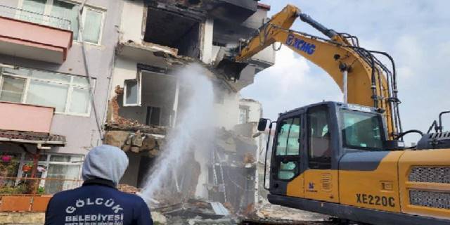 Gölcük'teki patlamada ağır hasarlı binanın yıkımı tamamlandı