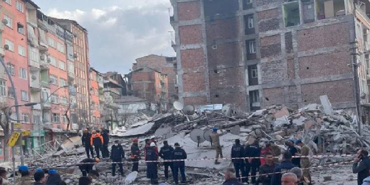 Malatya'da ağır hasarlı 5 katlı bina çöktü