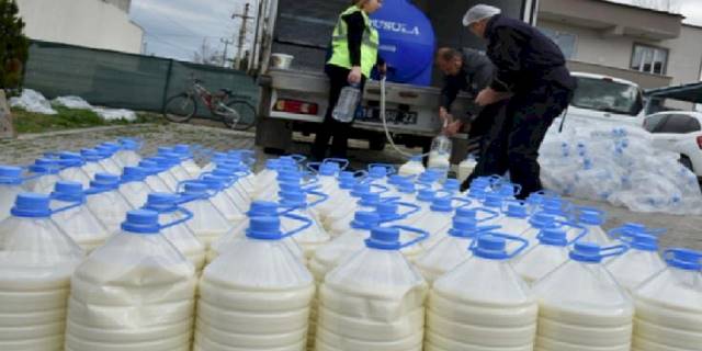 Bursa Mustafakemalpaşalı üreticilerden 2 ton süt bağışı