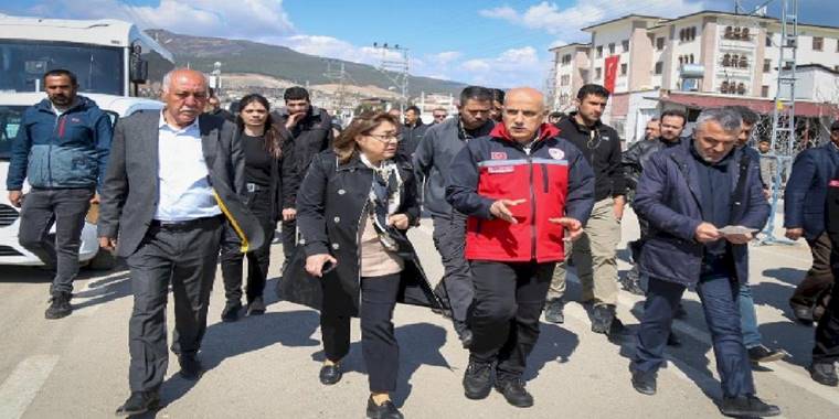 Bakan Kirişçi Gaziantep'te deprem bölgesinde