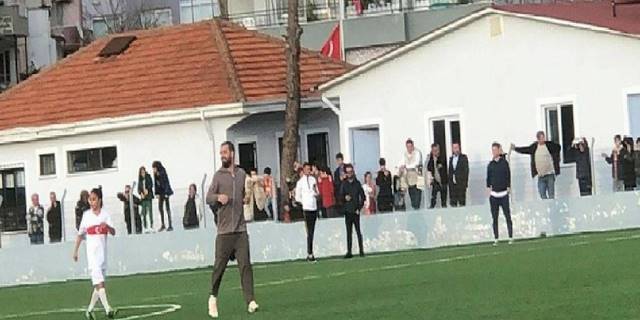 Arda Turan depremzede çocuklarla yeşil sahaya çıktı
