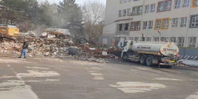 Depremde hasar olan okula yıkım kararı