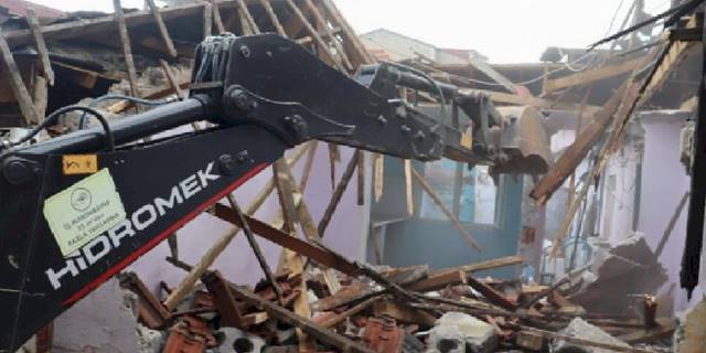 İzmit'te 1999'un ağır hasarlı binaları yıkılıyor