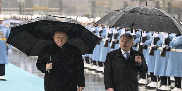 Niinistö'ye yağmur altında karşılama