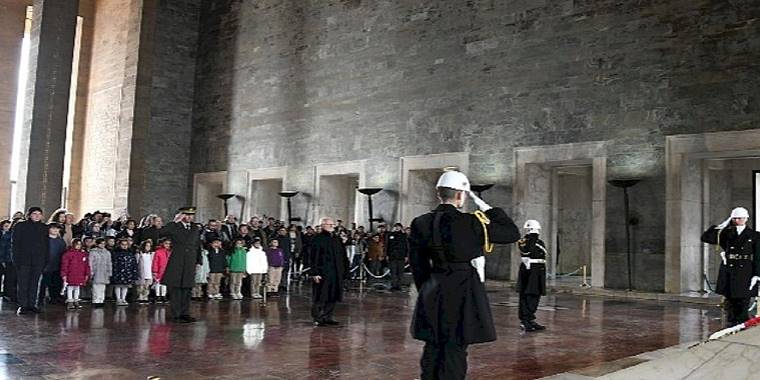 TEGV Cumhuriyet'in 100.yılında Atatürk'ün Huzurunda