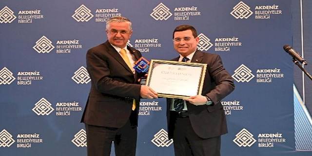 Başkan Topaloğlu'nun eğitim projesine birincilik ödülü