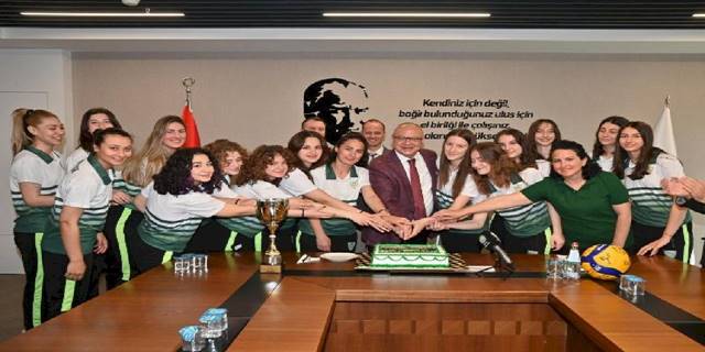 Şampiyon Manisalı voleybolculardan Başkan Ergün'e ziyaret