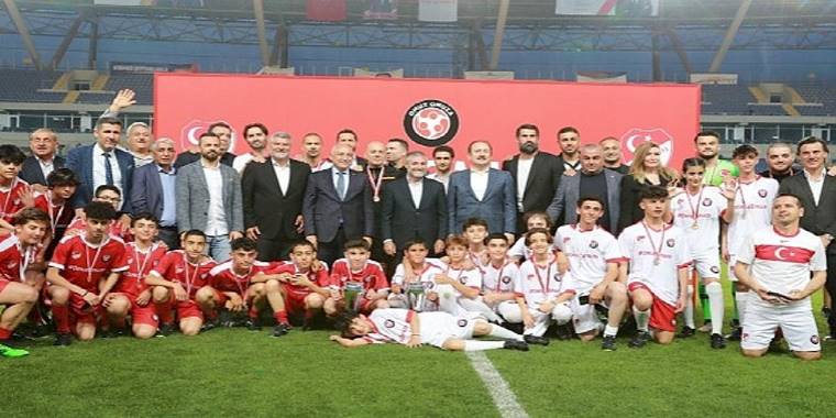 Futbolseverler Mersin'de Depremzedeler İçin Omuz Omuza Verdi