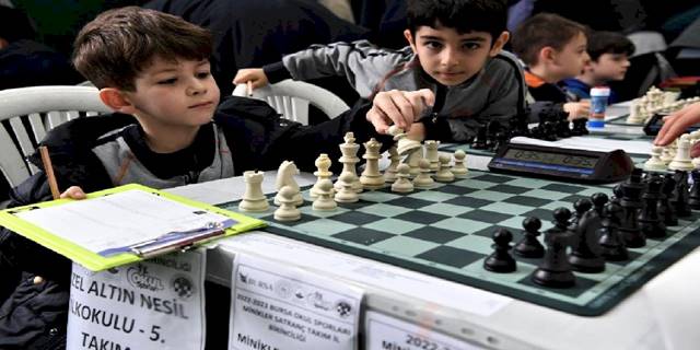 Bursa Osmangazi'de minik satranççılar şampiyonluk için yarıştı