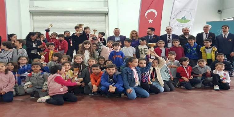Bursa'da minik satranç tutkunları kupalandı