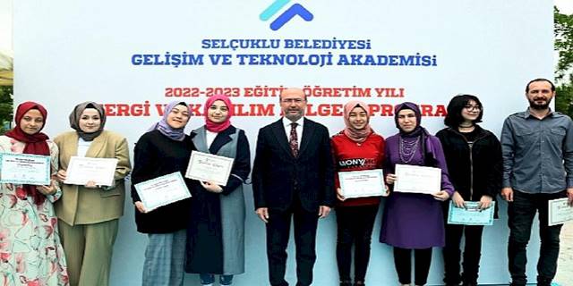 Törende kursiyerler sertifikalarını Selçuklu Belediye Başkanı Ahmet Pekyatırmacı ve Selçuklu İlçe Milli Eğitim Müdürü Turan Kayacılar'ın elinden aldı