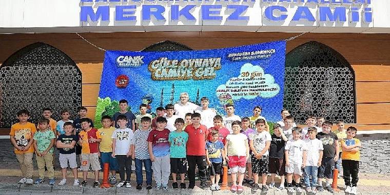 Canik'te Camiye Gelen Çocuklar Hediyelerin Sahibi Olacak