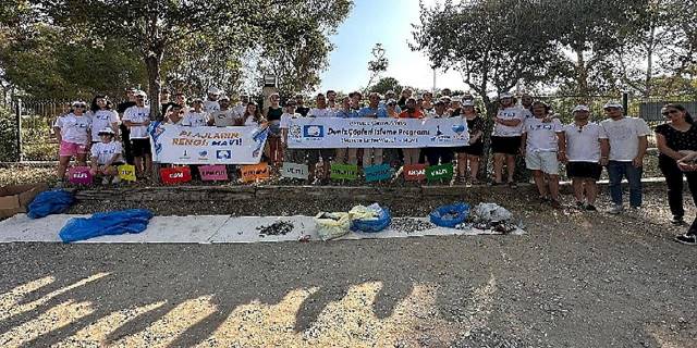 İzmir'de gençlerden deniz çöpü izleme etkinliği