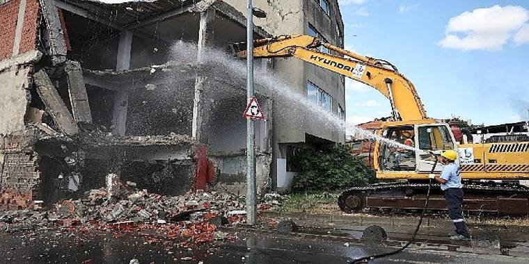 Fatih Mahallesi'ndeki 33 yıllık bina yıkıldı