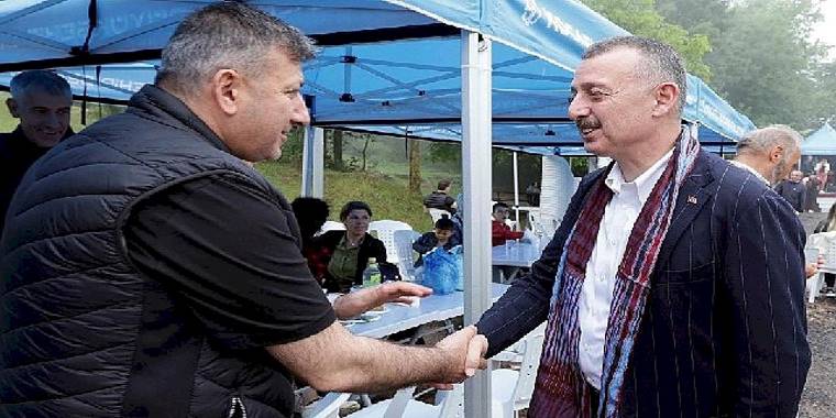 Başkan Büyükakın'a hediye kemençe