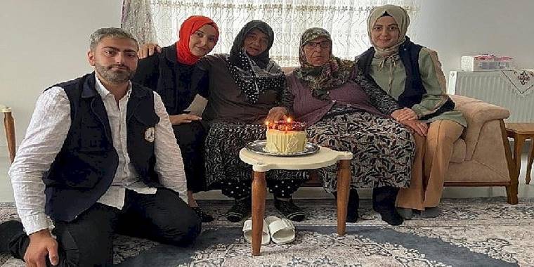 Pambuk teyze 79 yaşında ilk doğum gününü kutladı 