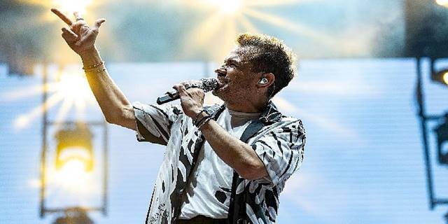 Bursa ve İzmir'de Kenan Doğulu'ya yoğun ilgi